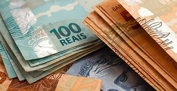 Salário mínimo vira teto para trabalhador brasileiro
